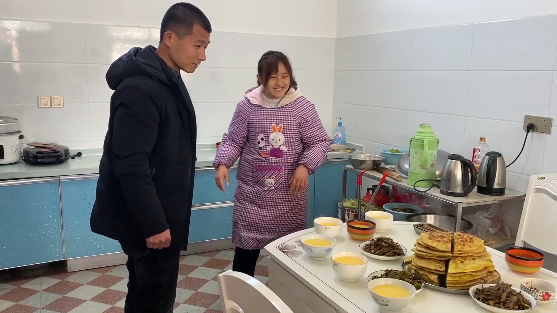 一家10口人的午餐,看媳妇炕了多少个菜盒子?小伙进来吓一跳